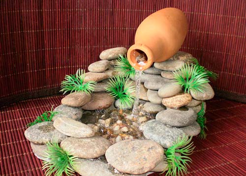 С помощью небольшого фонтана можно поддерживать влажность воздуха