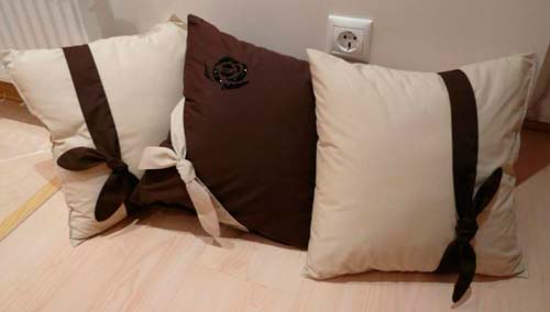 С помощью диванных подушек можно украсить ваш диван