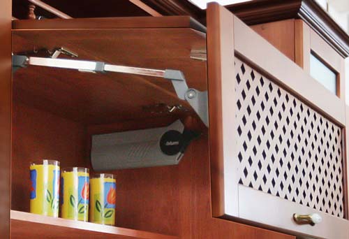 Полки внутри шкафов тоже нуждаются в защите от влаги