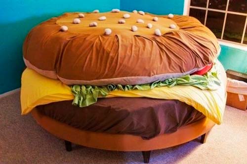 Необычный диван в форме гамбургера