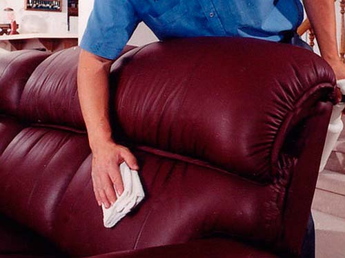 Как правильно ухаживать за обивкой дивана?